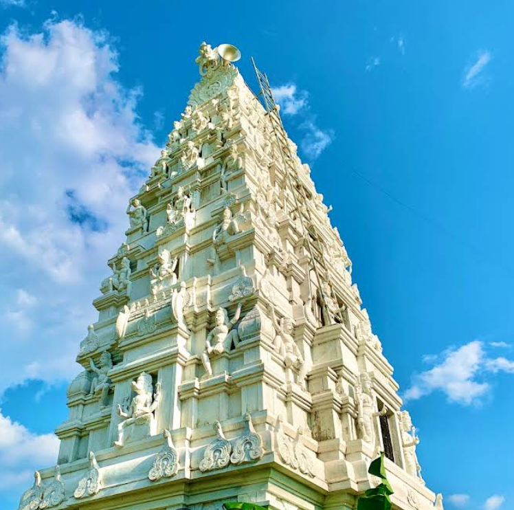 मंदिर का शांतिपूर्ण वातावरण